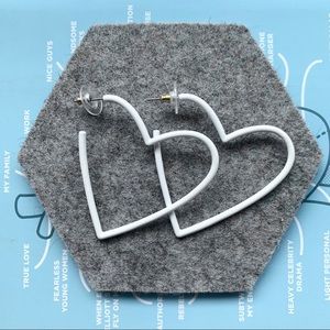 BaubleBar Heart Earrings. 🤍